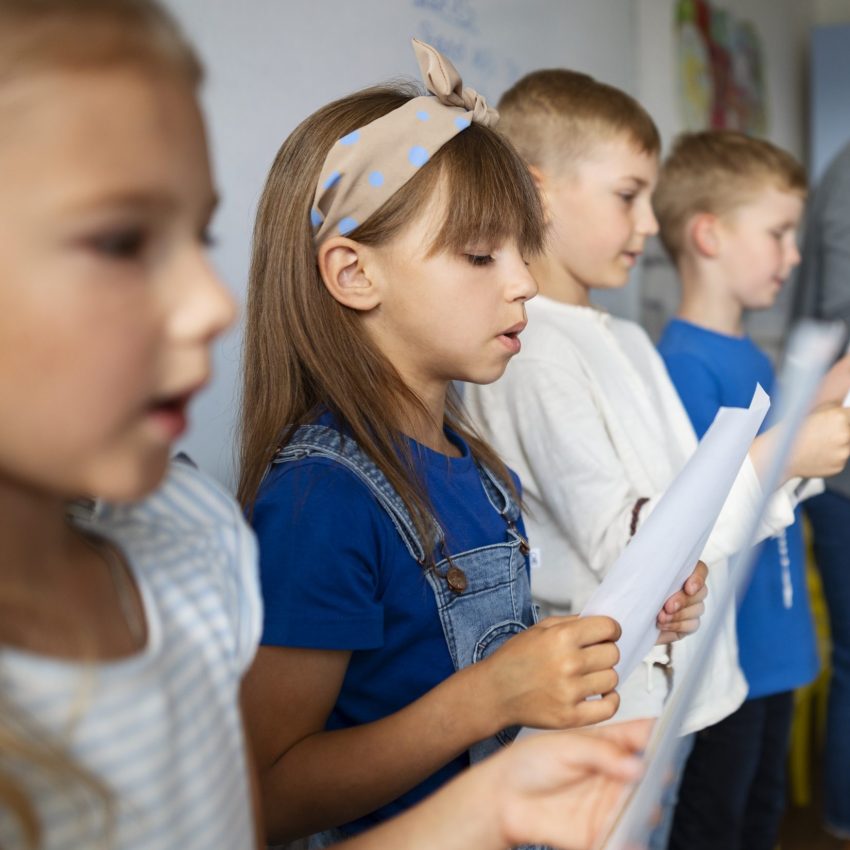 ninos-de-vista-lateral-cantando-juntos-en-la-escuela-dominical